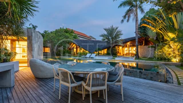 An Artistic 4 Bedroom Villa for Sale in Central Seminyak, Seminyak