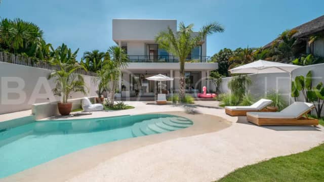 Spacious 3 Bedroom Tropical Villa for Sale near The Beach in Berawa Canggu, Canggu