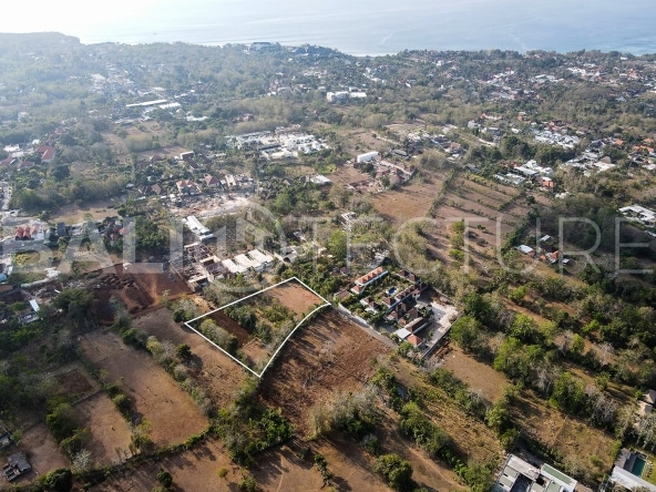 4000m2 Land in villa area central bingin 1