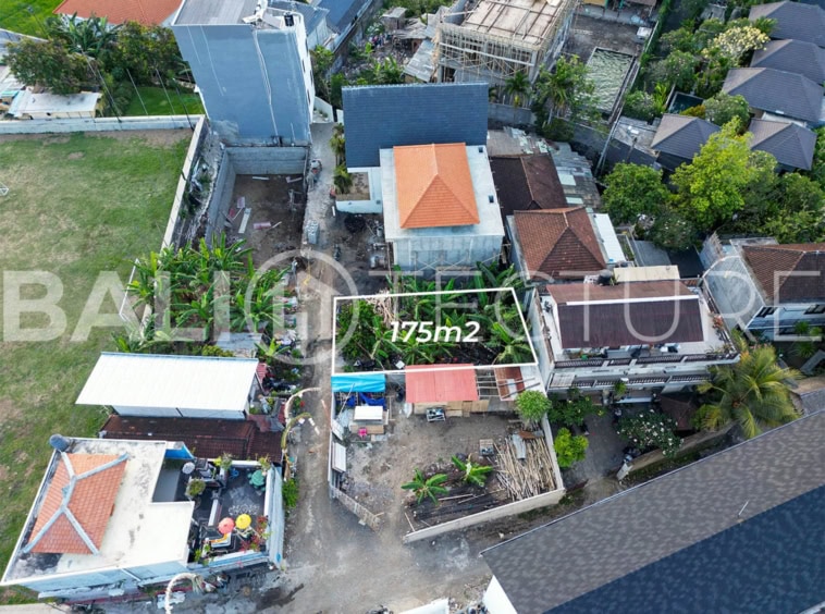 175m² plot in Babakan, Canggu, ideal for villa or guesthouse construction. Close to beaches, restaurants, and tourist spots, with full legal rights and easy street access.