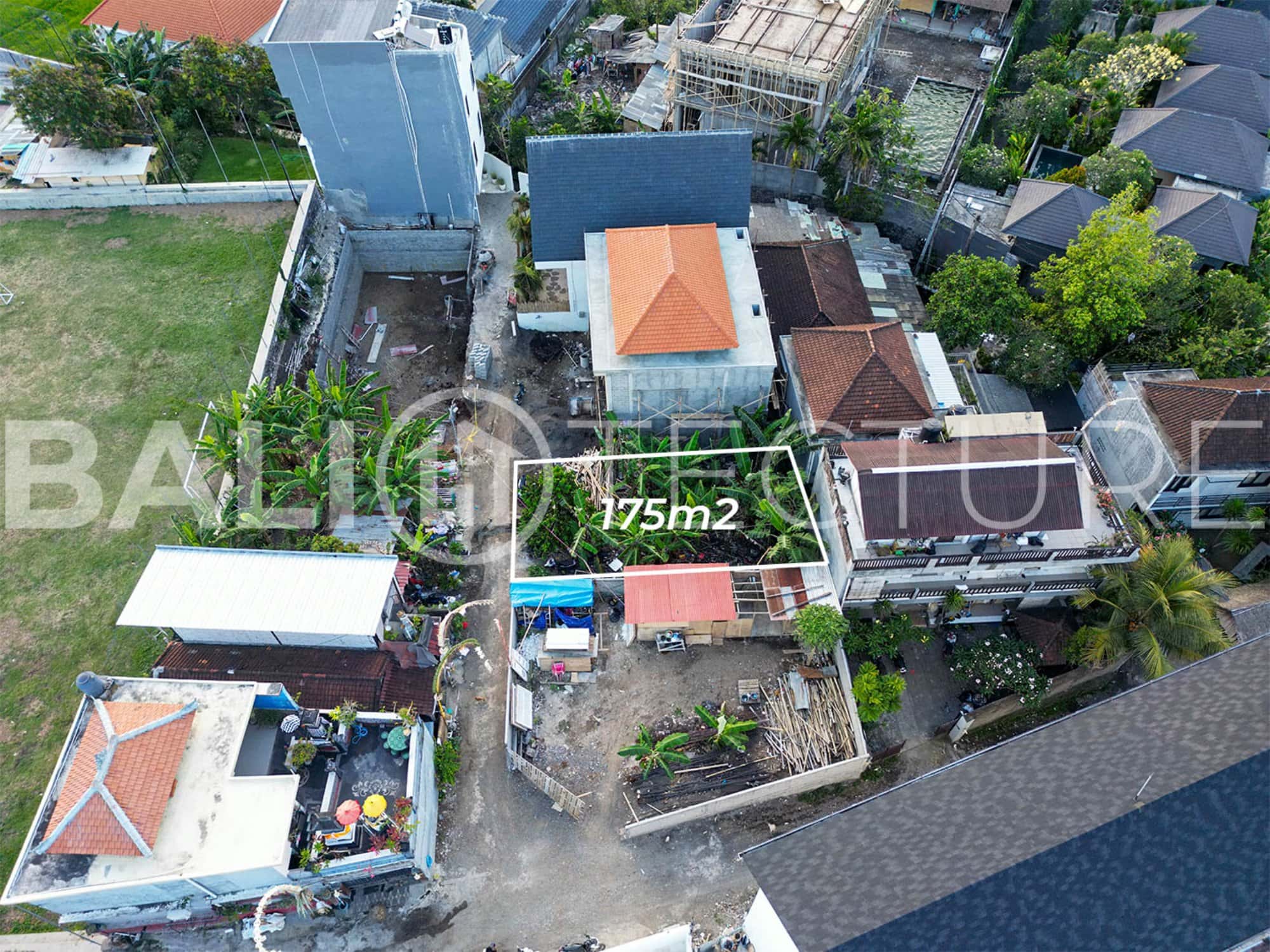 175m² plot in Babakan, Canggu, ideal for villa or guesthouse construction. Close to beaches, restaurants, and tourist spots, with full legal rights and easy street access.
