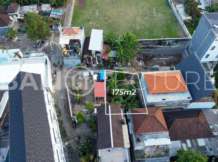 175m² plot in Babakan, Canggu, ideal for a villa or guesthouse. Conveniently located near beaches, with legal SHM ownership and residential street access.