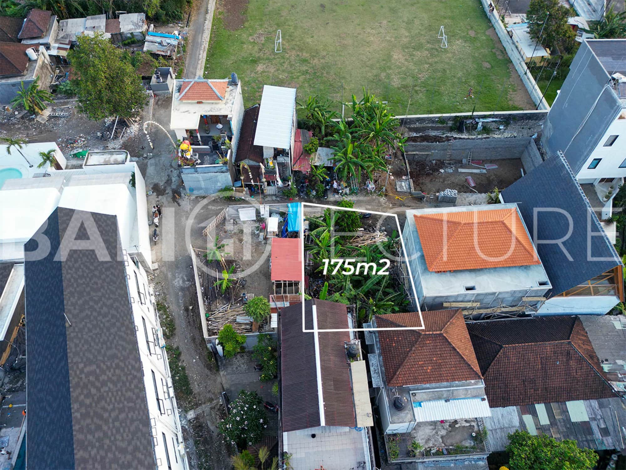 175m² plot in Babakan, Canggu, ideal for a villa or guesthouse. Conveniently located near beaches, with legal SHM ownership and residential street access.