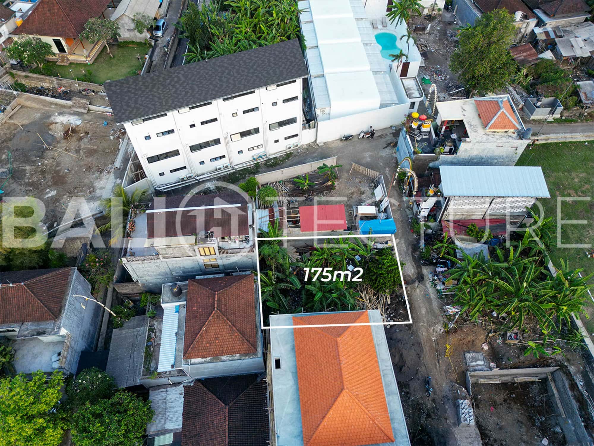 175m² land in Babakan, Canggu, ready for construction. Strategic location near beaches and tourist areas, offering full legal ownership and quiet street access.