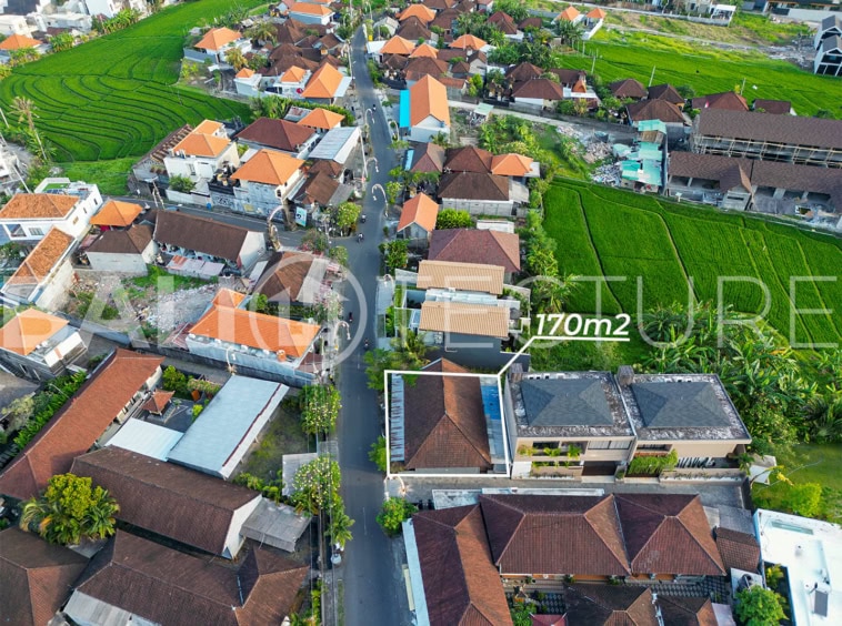 "This 170m² land in Babakan Canggu, formerly a restaurant, offers great potential for development. It’s close to Batu Bolong and Berawa beaches, in a prime tourist location."