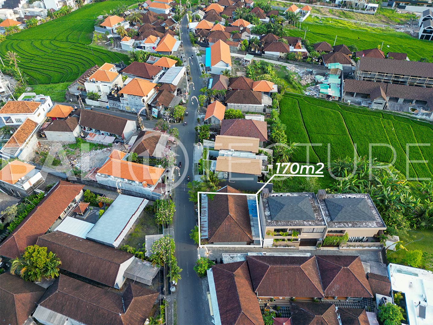 "This 170m² land in Babakan Canggu, formerly a restaurant, offers great potential for development. It’s close to Batu Bolong and Berawa beaches, in a prime tourist location."