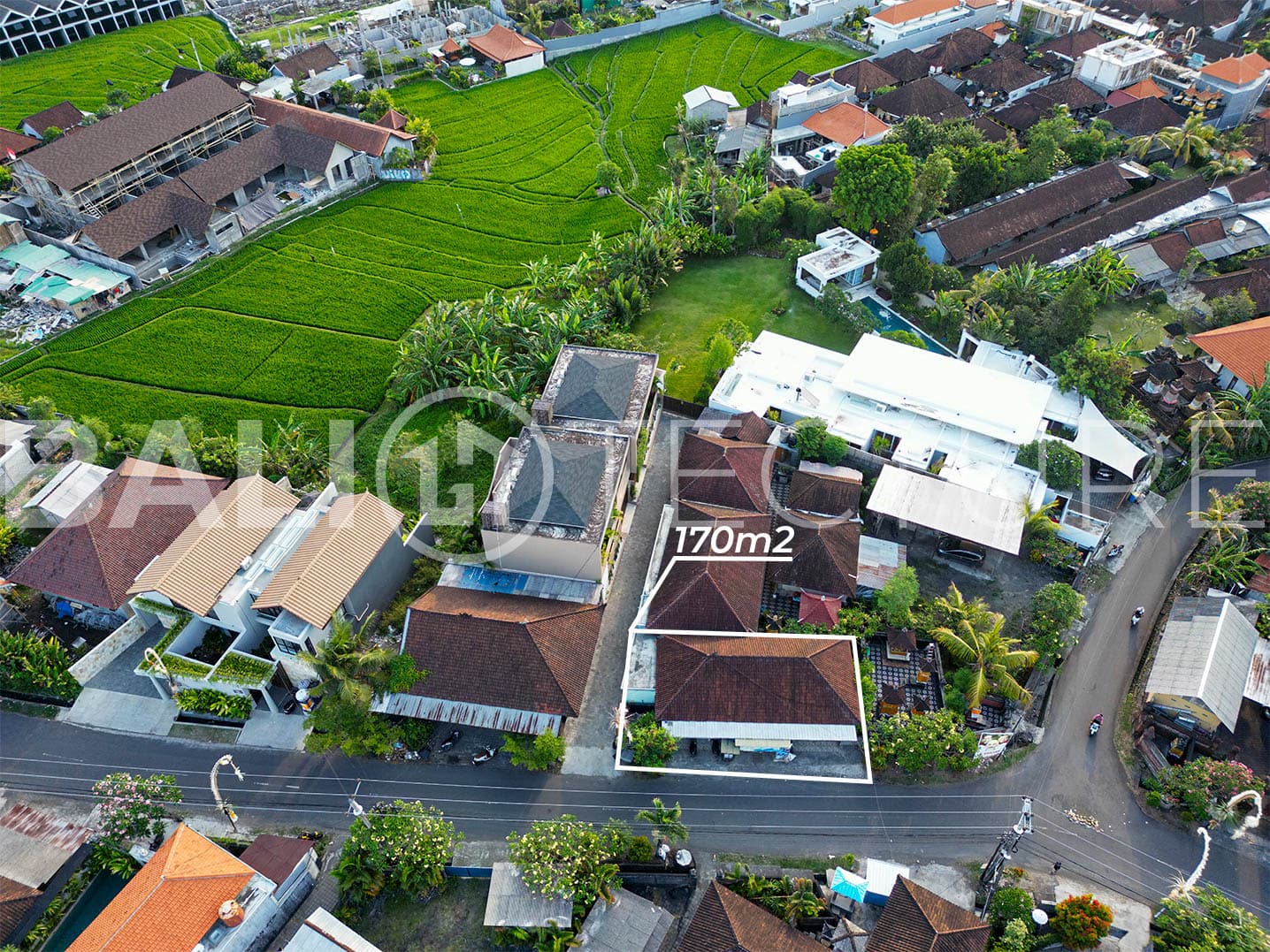 "A 170m² plot on the main street of Babakan Canggu, once a restaurant, is perfect for new businesses or villas. It's 10 minutes from Batu Bolong Beach and surrounded by guest houses."