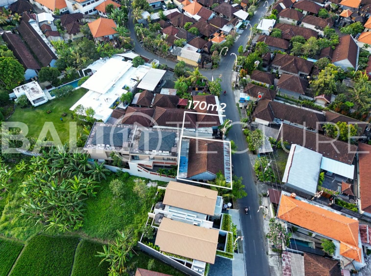 "This 170m² land in Babakan Canggu, previously a restaurant, is ideal for building villas or businesses. It’s located in a busy area, 10 minutes from Batu Bolong Beach."
