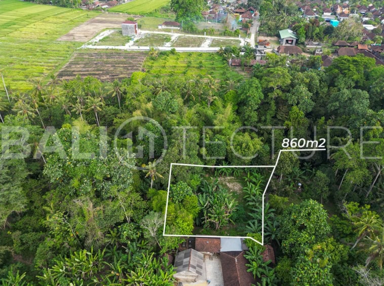 "860m² leasehold land in Pejaten, Tabanan, Bali, with peaceful riverfront setting.