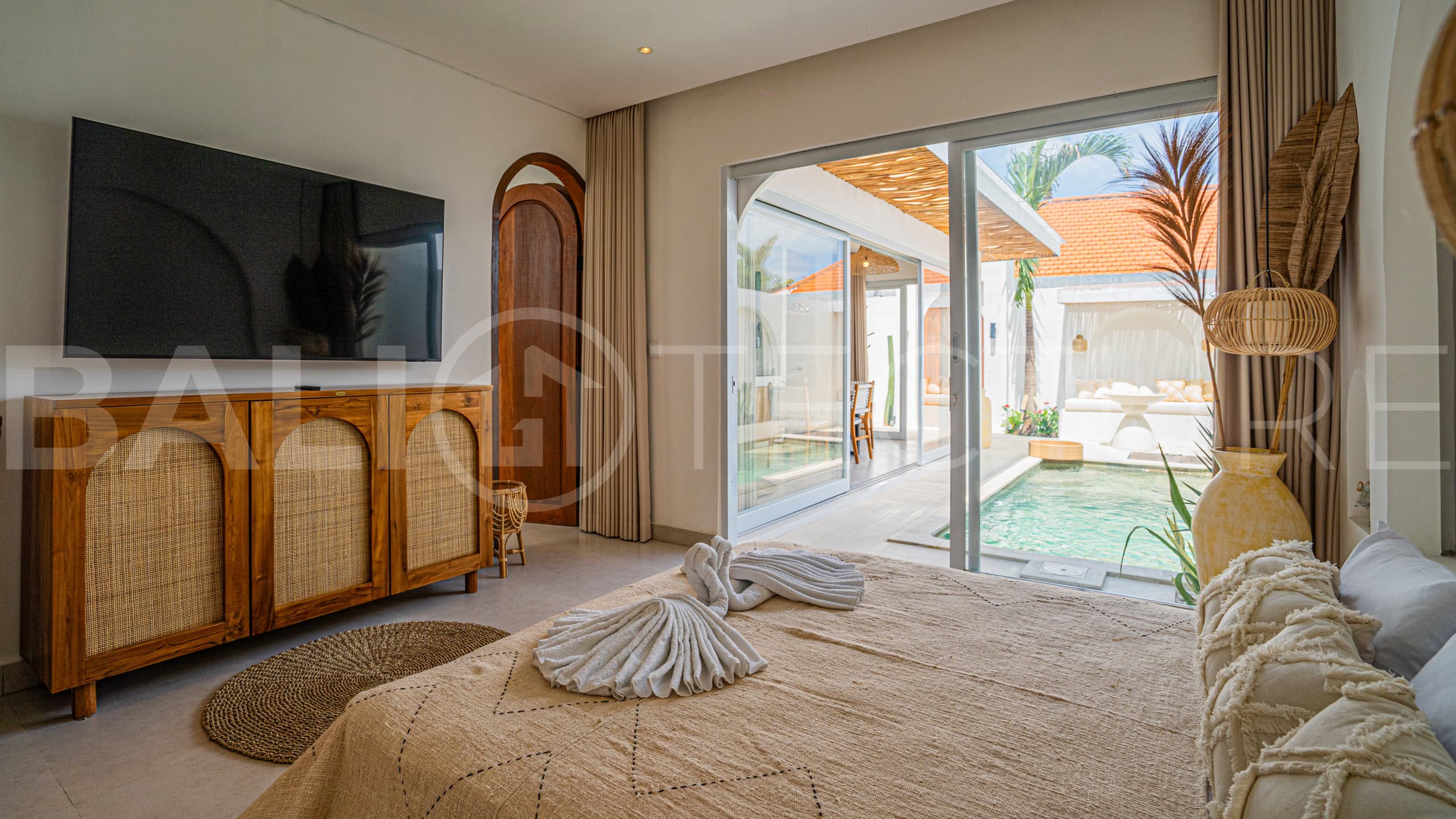 Charming-Mediterranean-Villa-for-Sale-in-Pererenan-Bali-9