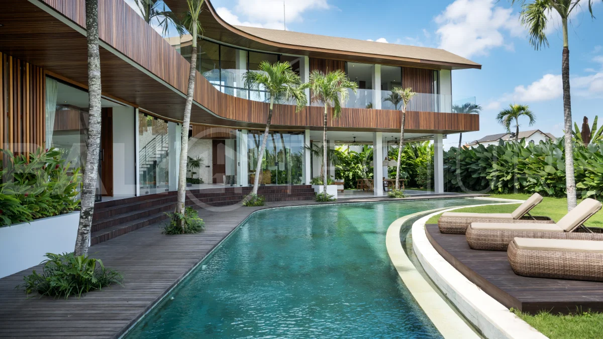 Tropical-Grand-Villa-for-Sale-in-Tumbak-Bayuh-Bali-12