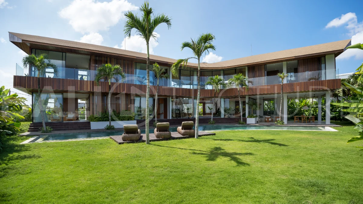 Tropical-Grand-Villa-for-Sale-in-Tumbak-Bayuh-Bali-15