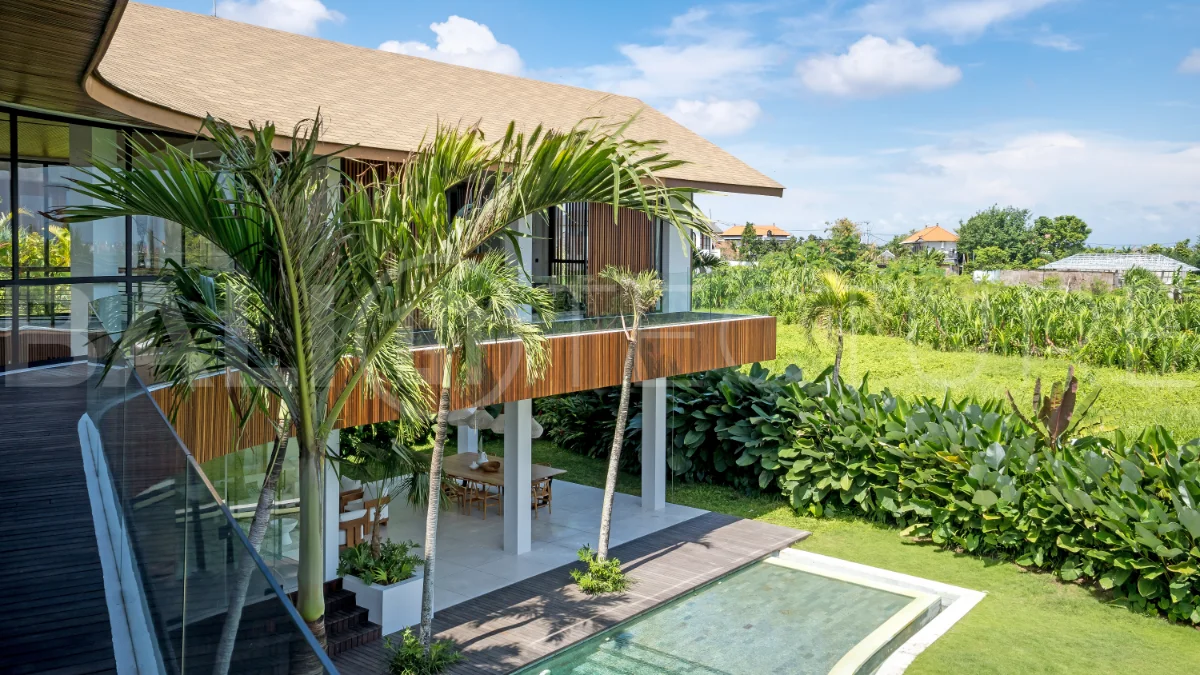 Tropical-Grand-Villa-for-Sale-in-Tumbak-Bayuh-Bali-17