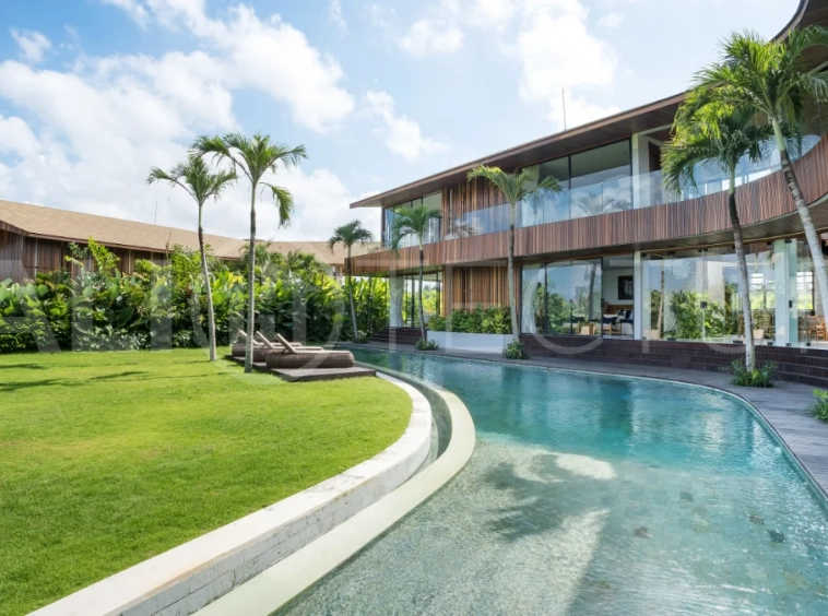 Tropical-Grand-Villa-for-Sale-in-Tumbak-Bayuh-Bali-4