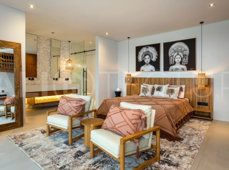 Tropical-Grand-Villa-for-Sale-in-Tumbak-Bayuh-Bali-44