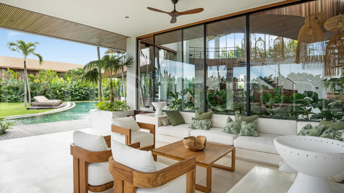 Tropical-Grand-Villa-for-Sale-in-Tumbak-Bayuh-Bali-6