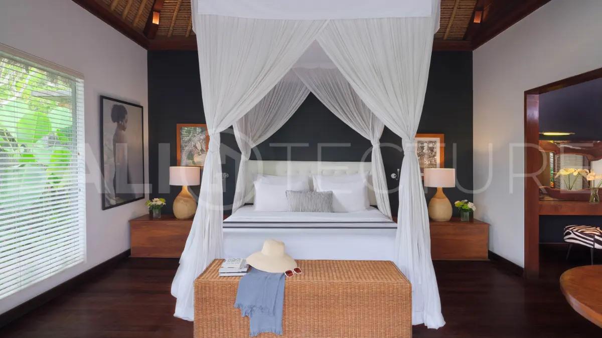 Charming 1-Bedroom Balinese Villa with Large Garden in Seminyak for Sale2