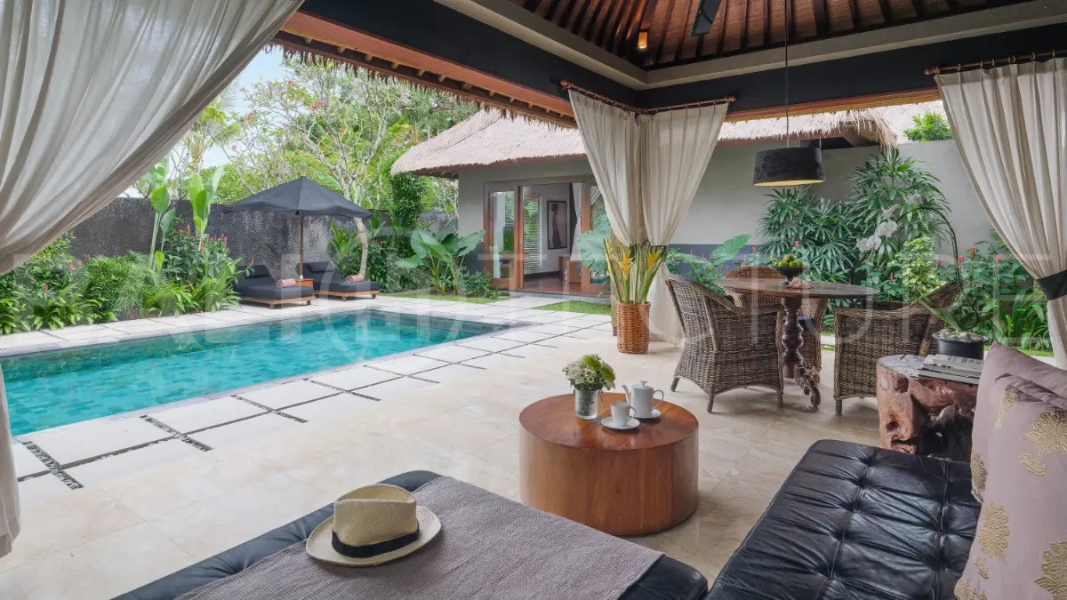 Charming 1-Bedroom Balinese Villa with Large Garden in Seminyak for Sale3