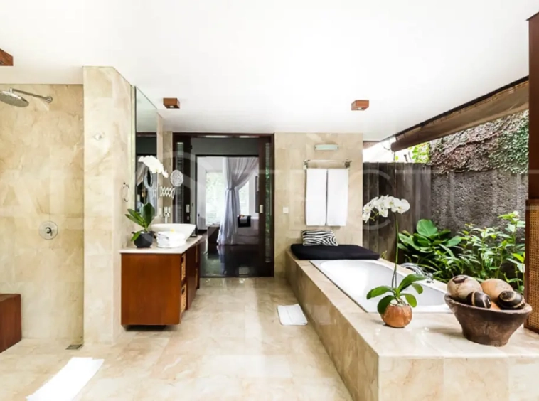 Charming 1-Bedroom Balinese Villa with Large Garden in Seminyak for Sale4