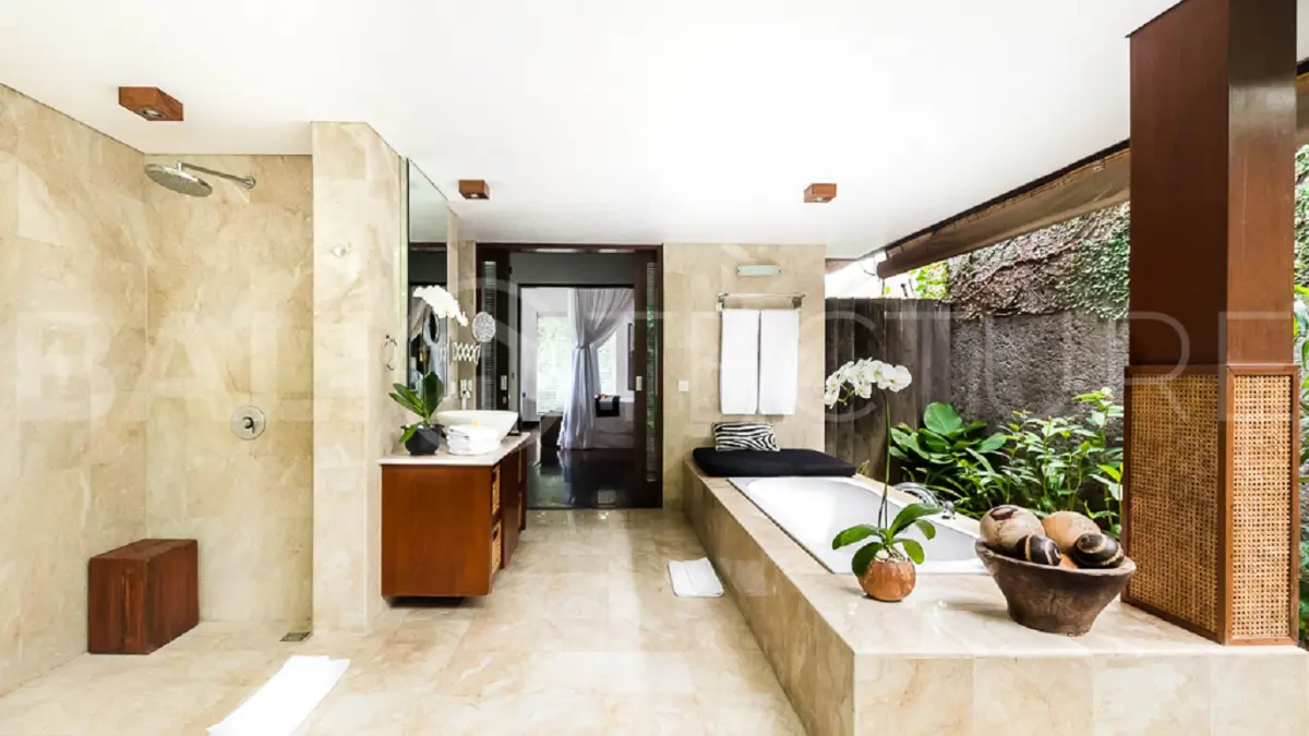 Charming 1-Bedroom Balinese Villa with Large Garden in Seminyak for Sale4