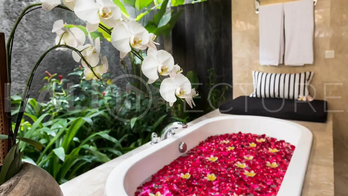 Charming 1-Bedroom Balinese Villa with Large Garden in Seminyak for Sale5