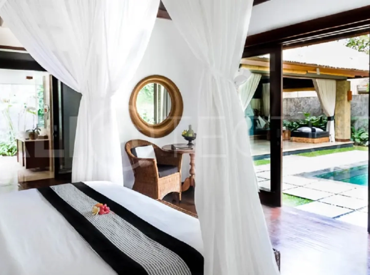 Charming 1-Bedroom Balinese Villa with Large Garden in Seminyak for Sale6