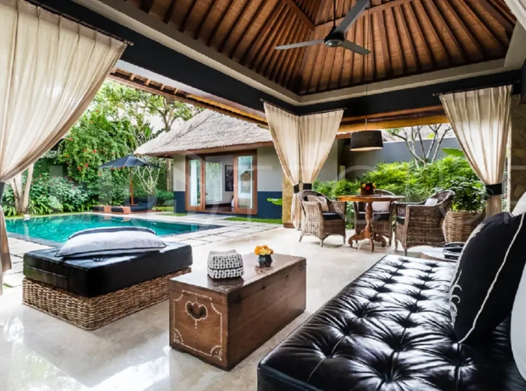 Charming 1-Bedroom Balinese Villa with Large Garden in Seminyak for Sale7