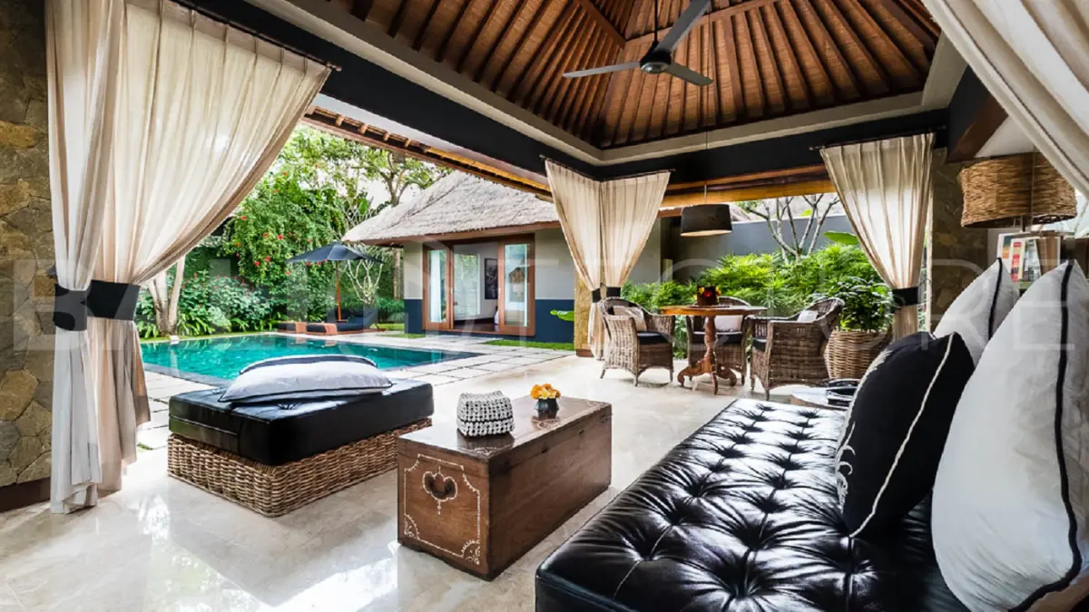Charming 1-Bedroom Balinese Villa with Large Garden in Seminyak for Sale7