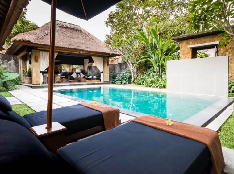 Charming 1-Bedroom Balinese Villa with Large Garden in Seminyak for Sale8