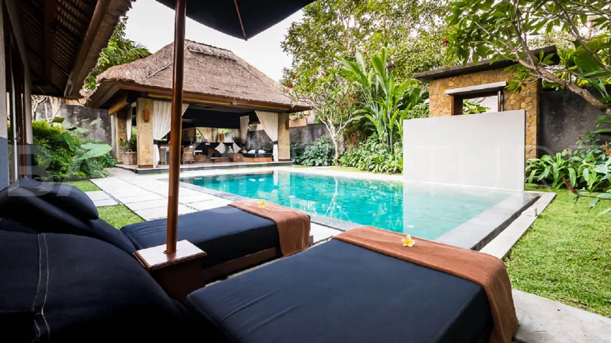 Charming 1-Bedroom Balinese Villa with Large Garden in Seminyak for Sale8