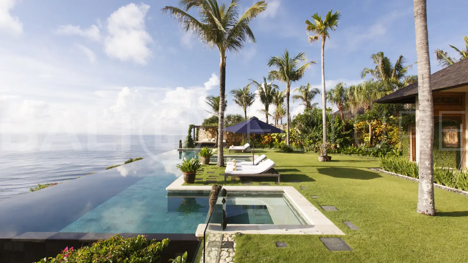 Clifftop-Luxury-Villa-with-5-Bedrooms-and-Uninterrupted-Ocean-Views-1