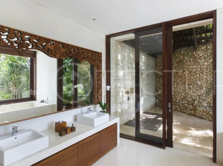 Clifftop Luxury Villa with 5 Bedrooms and Uninterrupted Ocean Views 12