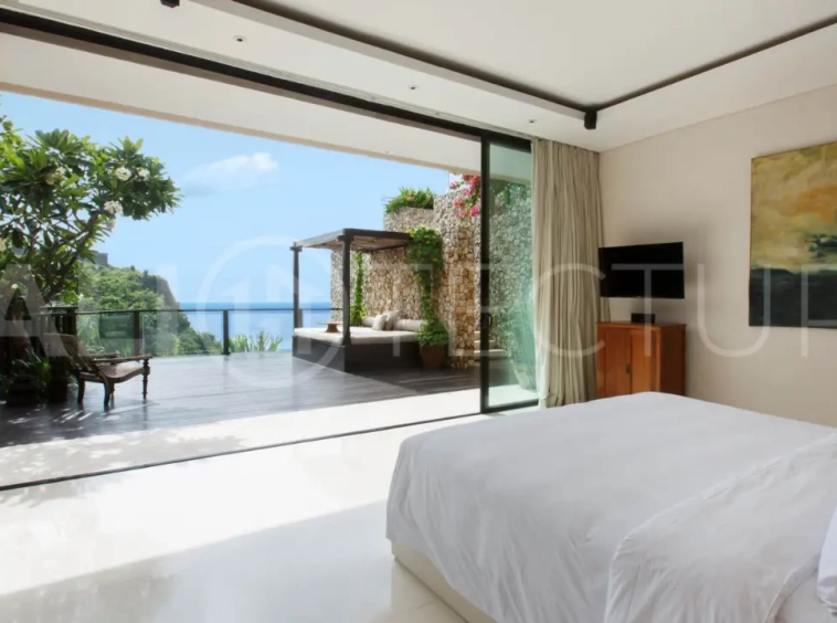 Clifftop Luxury Villa with 5 Bedrooms and Uninterrupted Ocean Views 14