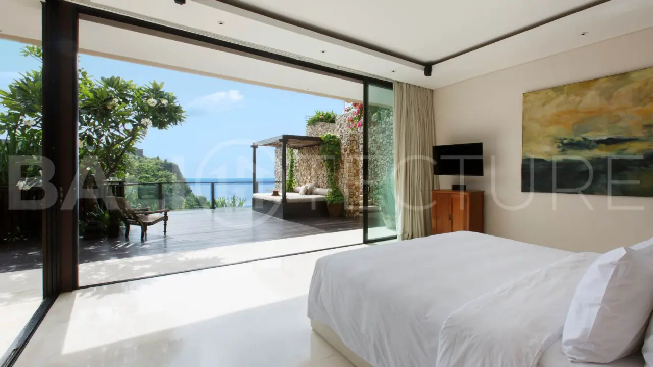 Clifftop Luxury Villa with 5 Bedrooms and Uninterrupted Ocean Views 14