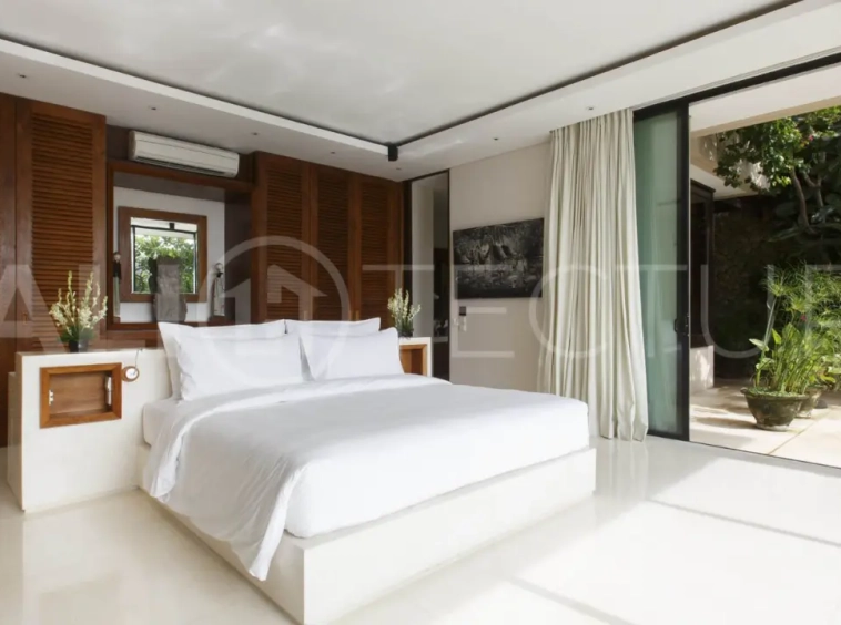 Clifftop Luxury Villa with 5 Bedrooms and Uninterrupted Ocean Views 15