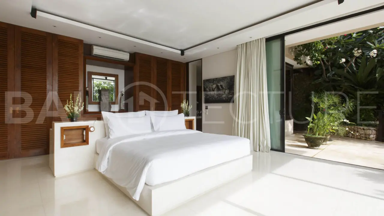 Clifftop Luxury Villa with 5 Bedrooms and Uninterrupted Ocean Views 15