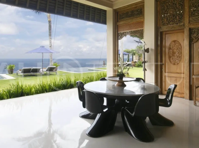 Clifftop Luxury Villa with 5 Bedrooms and Uninterrupted Ocean Views 16
