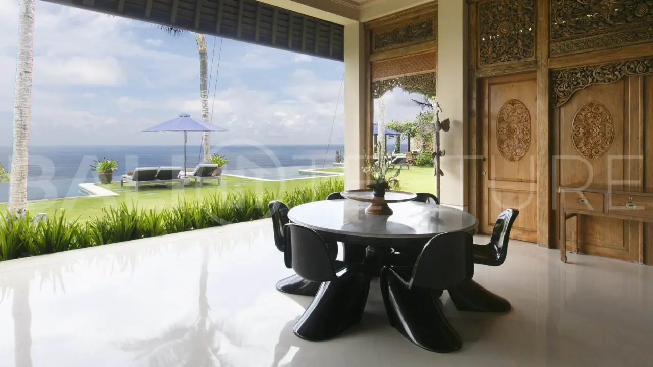 Clifftop Luxury Villa with 5 Bedrooms and Uninterrupted Ocean Views 16