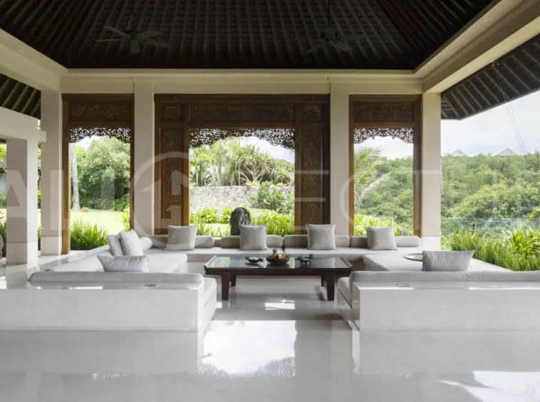 Clifftop Luxury Villa with 5 Bedrooms and Uninterrupted Ocean Views 17