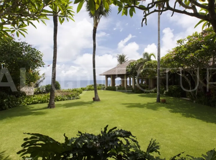 Clifftop Luxury Villa with 5 Bedrooms and Uninterrupted Ocean Views 1