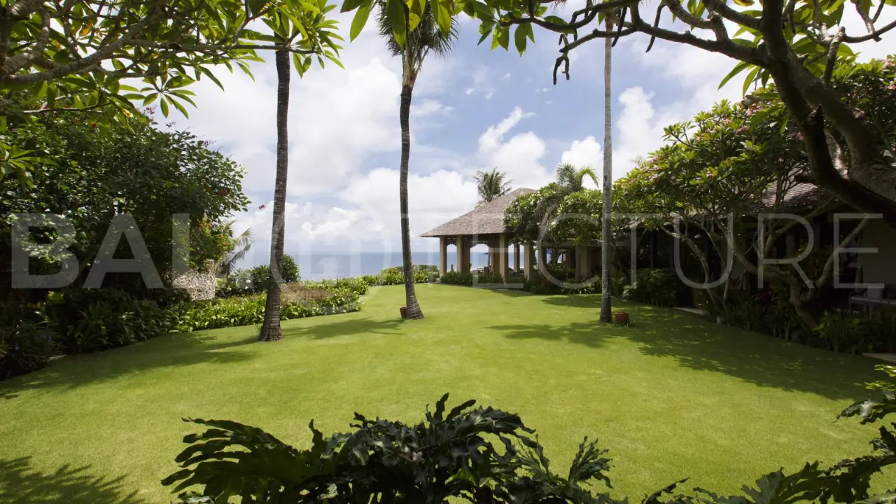 Clifftop Luxury Villa with 5 Bedrooms and Uninterrupted Ocean Views 1