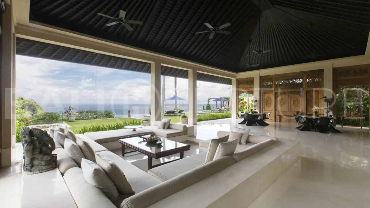 Clifftop Luxury Villa with 5 Bedrooms and Uninterrupted Ocean Views 10