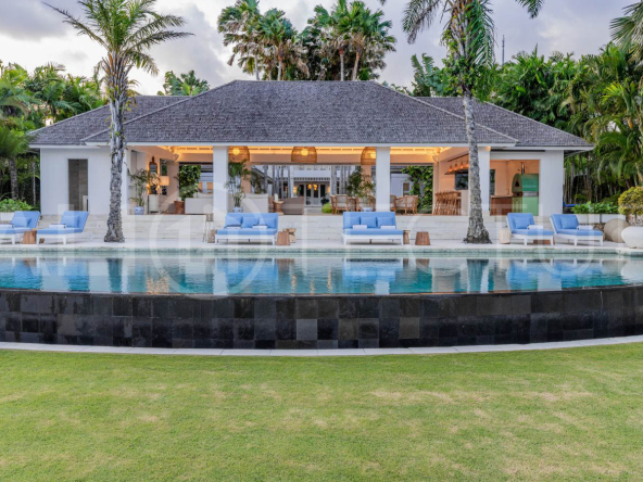 Timeless Colonial Style Clifftop Villa in Uluwatu Luxury Living with Ocean Views1