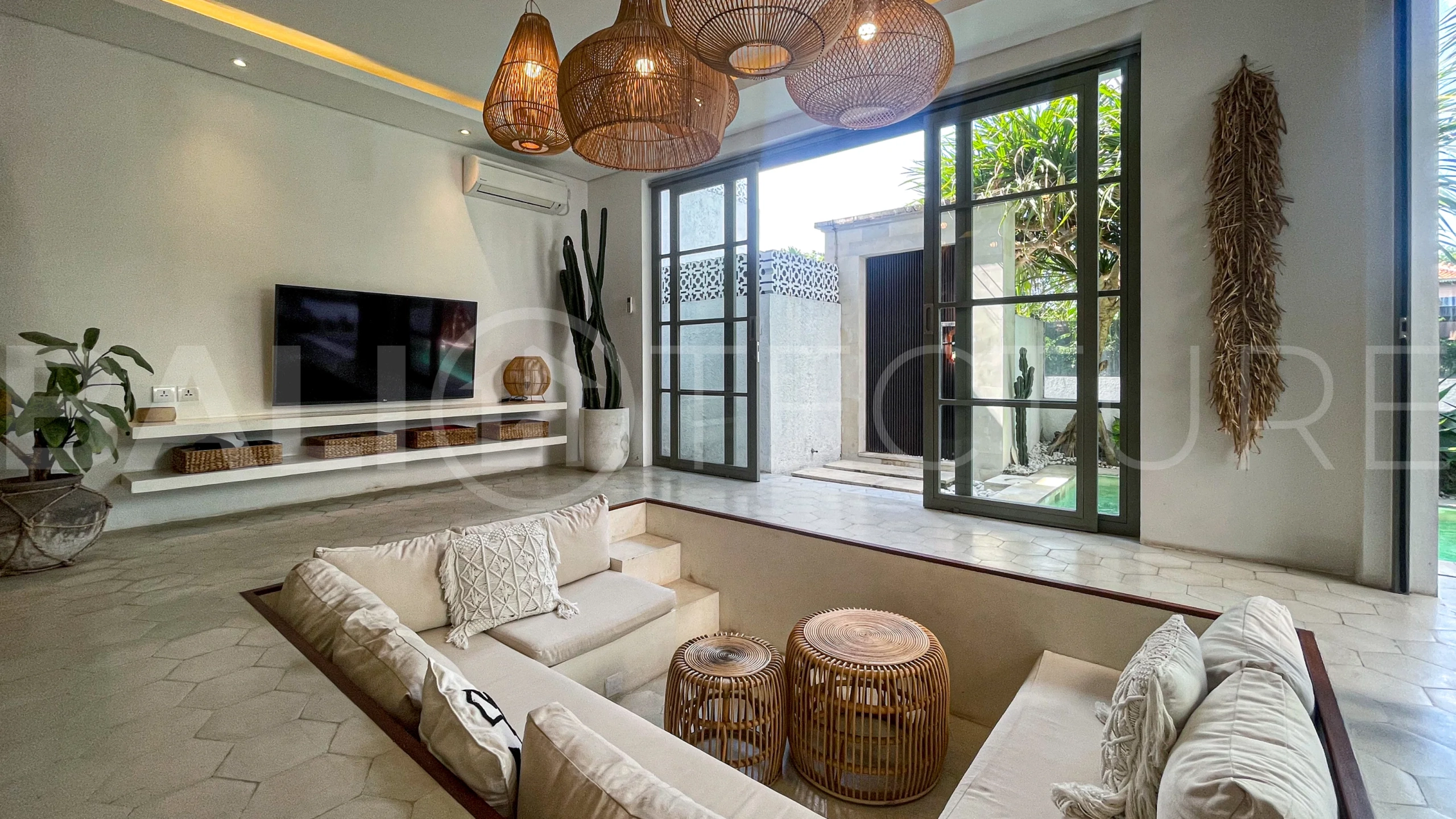 Bohemian-Inspired-Villa-for-Sale-between-Tumbak-Bayuh-and-Buduk-4