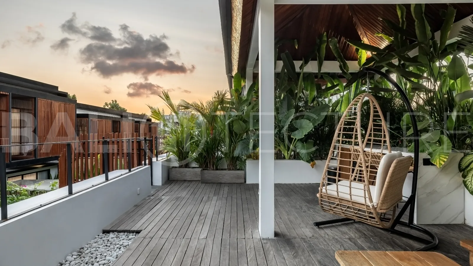 Extraordinary-4-Bedroom-Villa-for-Sale-near-Batu-Bolong-Beach-Canggu-10