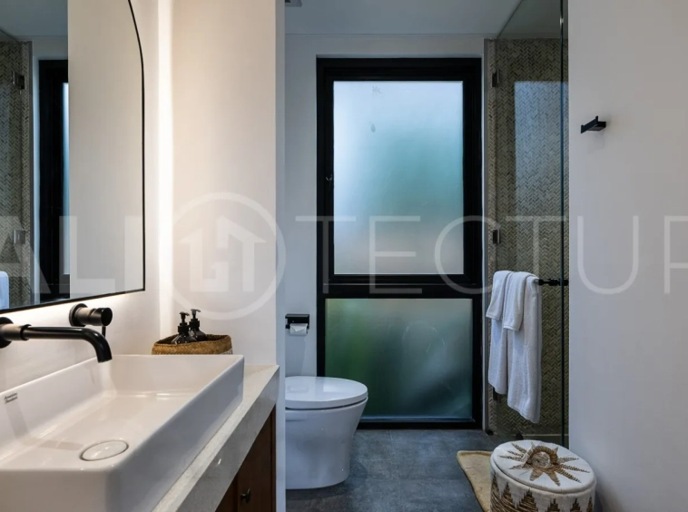 Extraordinary-4-Bedroom-Villa-for-Sale-near-Batu-Bolong-Beach-Canggu-16