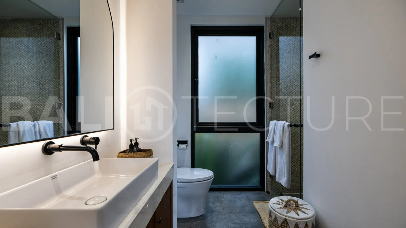 Extraordinary-4-Bedroom-Villa-for-Sale-near-Batu-Bolong-Beach-Canggu-16