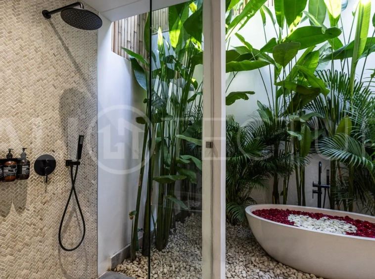 Extraordinary-4-Bedroom-Villa-for-Sale-near-Batu-Bolong-Beach-Canggu-19