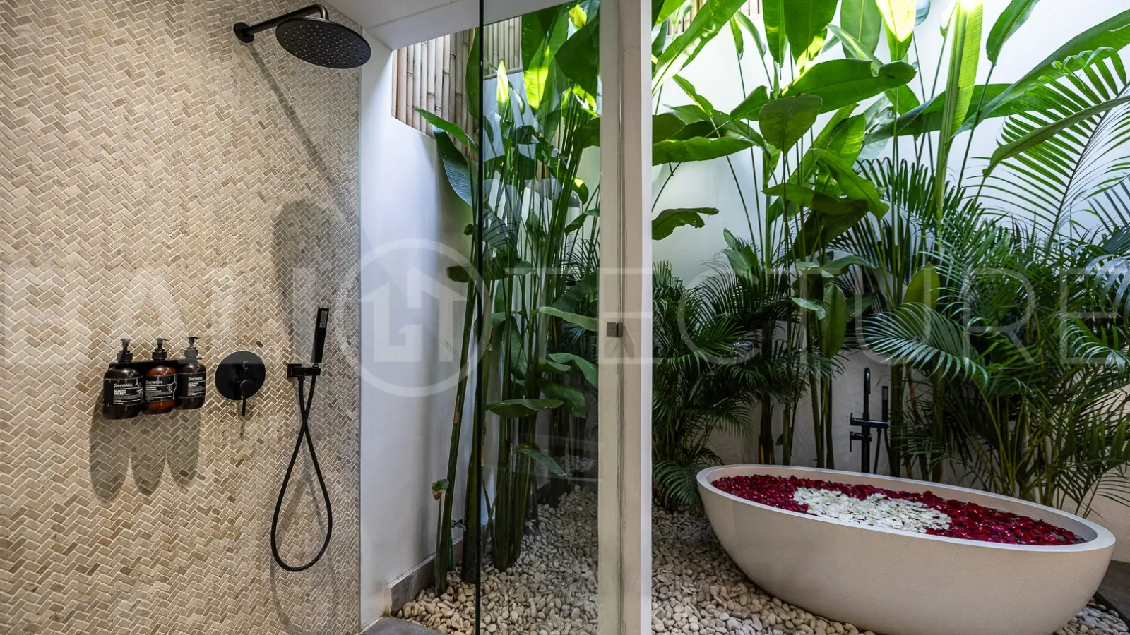 Extraordinary-4-Bedroom-Villa-for-Sale-near-Batu-Bolong-Beach-Canggu-19
