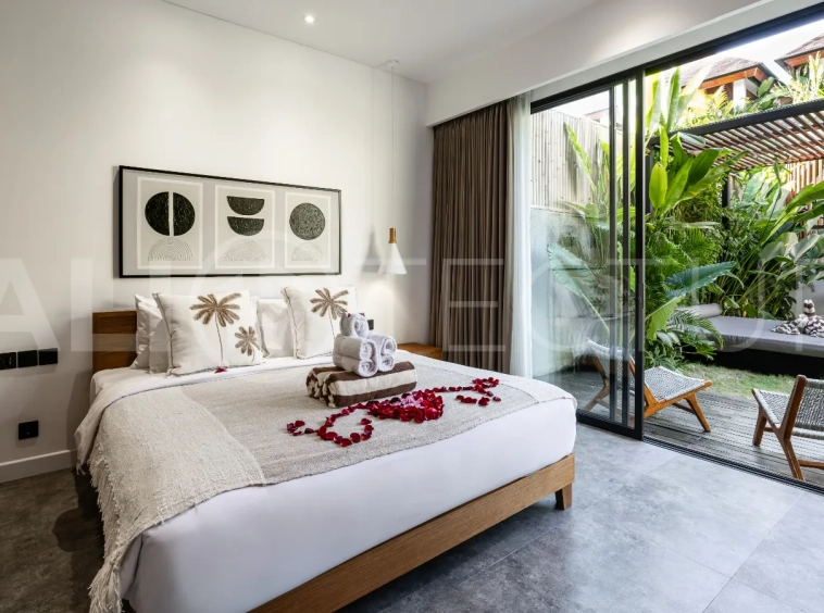 Extraordinary-4-Bedroom-Villa-for-Sale-near-Batu-Bolong-Beach-Canggu-2